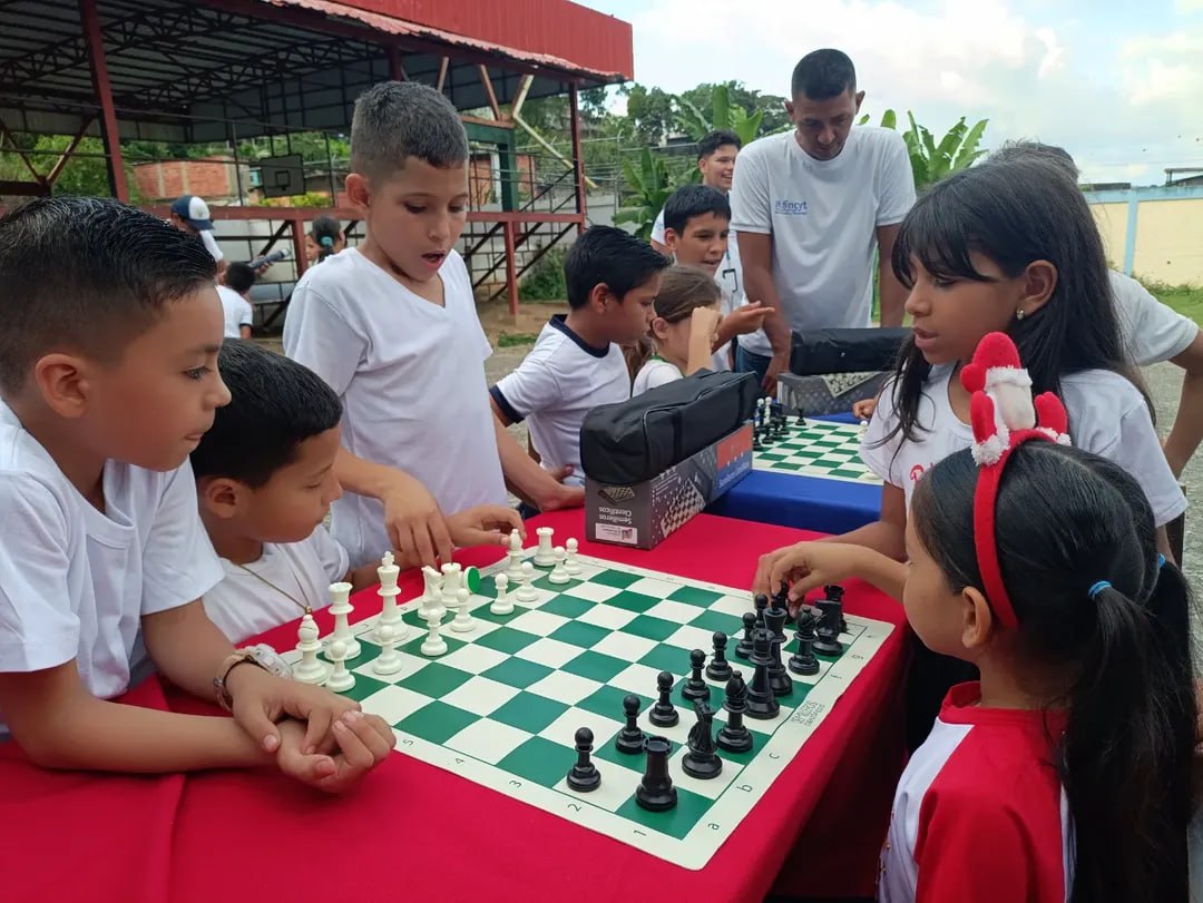 Mincyt entrega herramientas para la enseñanza de ajedrez en escuela de Trujillo