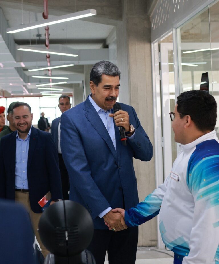 Estudiante de la UNC desarrolla sistema de traducción de lengua basado en IA y robótica