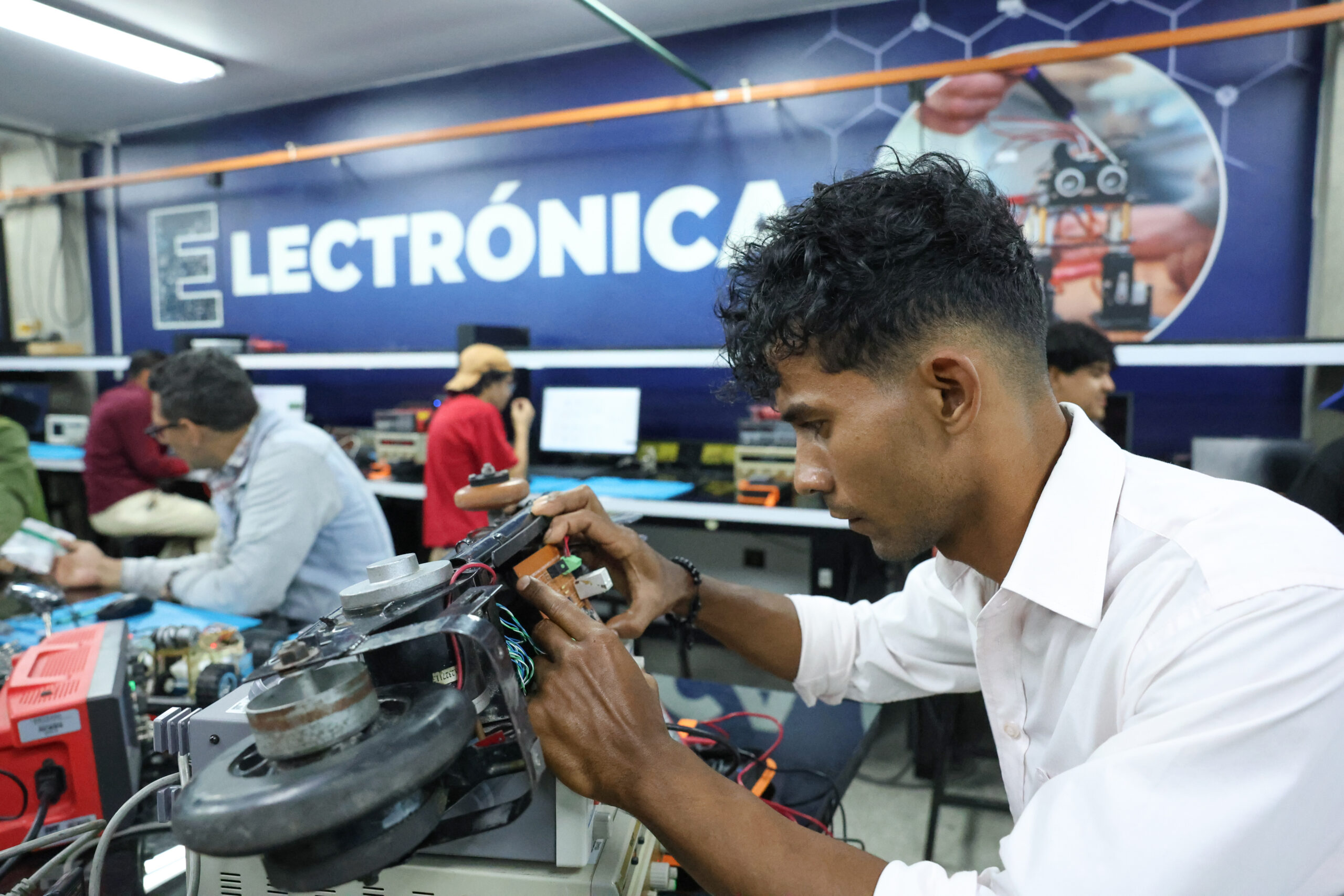 Gobierno Nacional entrega moderno laboratorio de electrónica a la UNETRANS