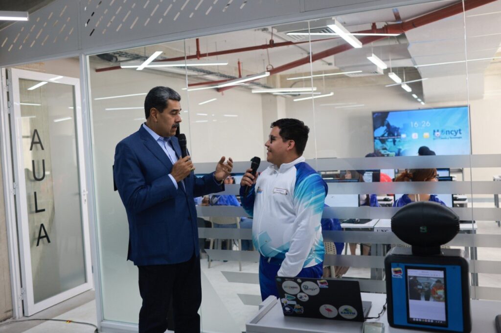 Estudiante de la UNC desarrolla sistema de traducción de lengua basado en IA y robótica