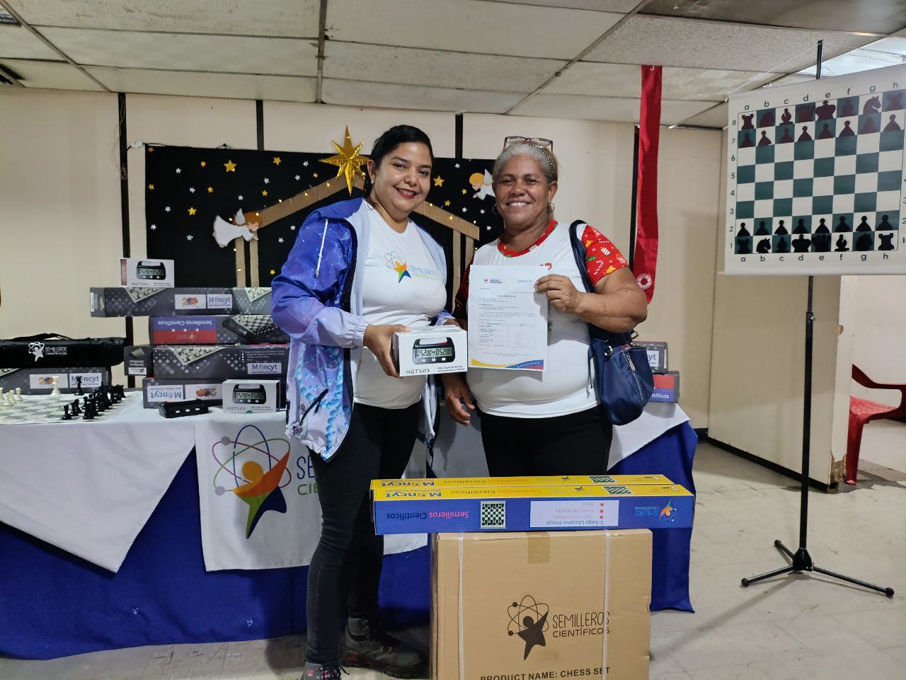 Entregan kits de ajedrez y telescopios keplerianos a escuelas en Sucre