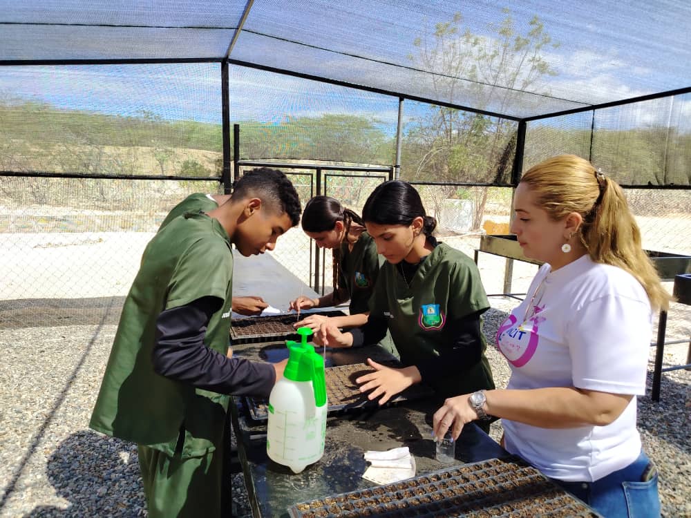Pasantes en Agroalimentación y Ambiente aprenden técnicas de germinación y riego con el Inzit