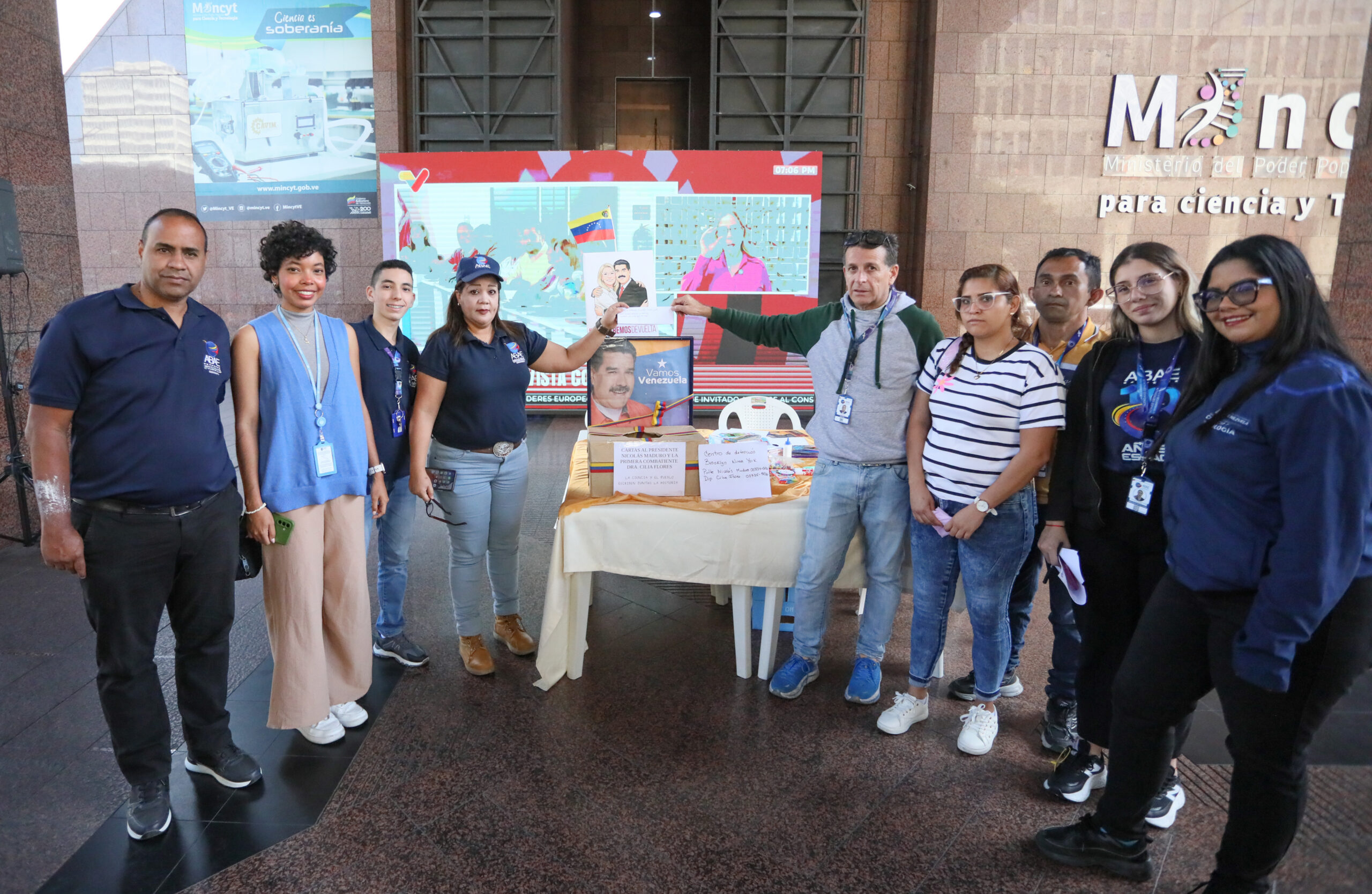 Sector científico envía cartas llenas de amor y esperanza a Nicolás Maduro y Cilia Flores