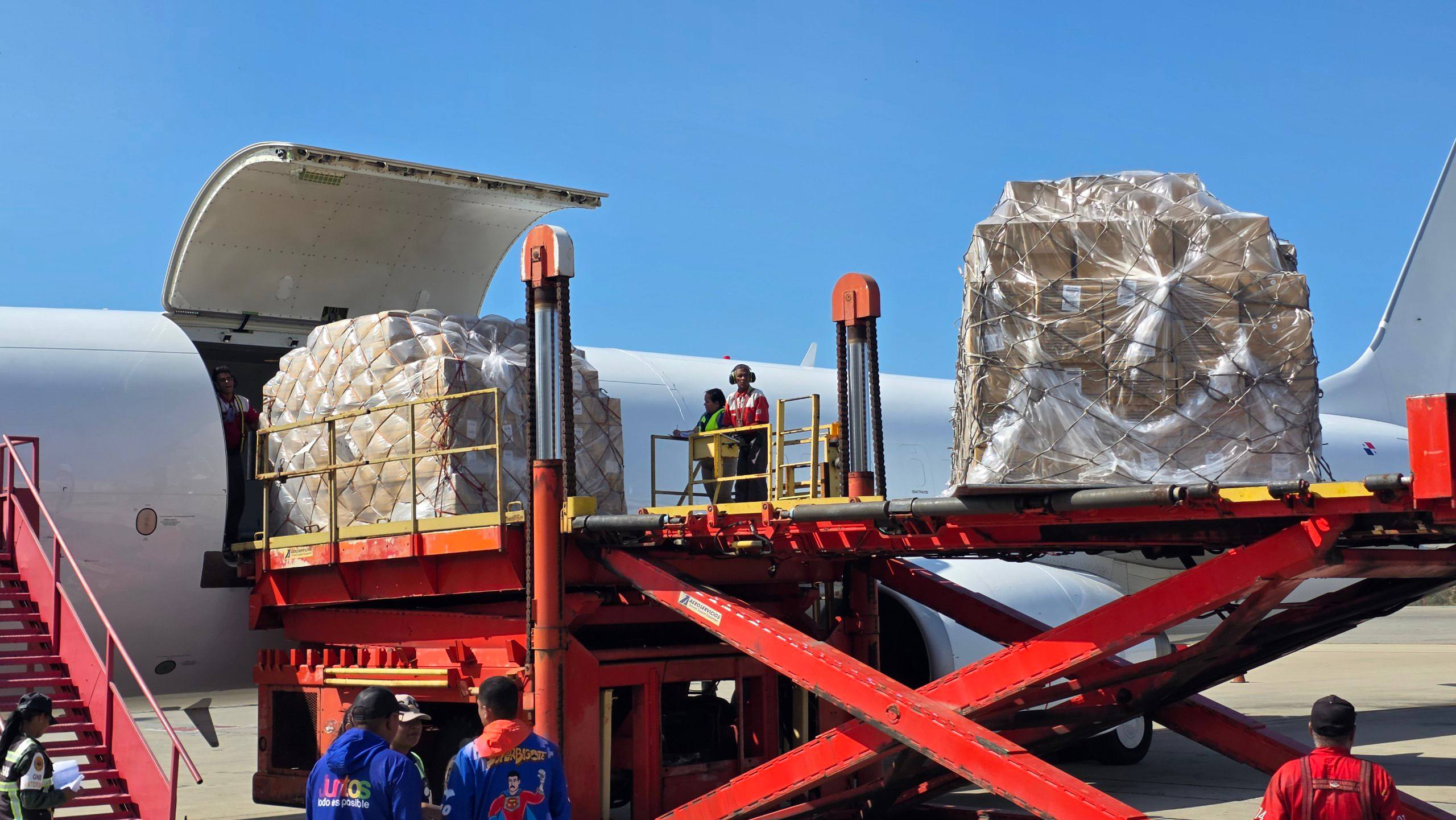 Arriba al país tercer cargamento de insumos para fortalecer programa de diálisis y nefrología
