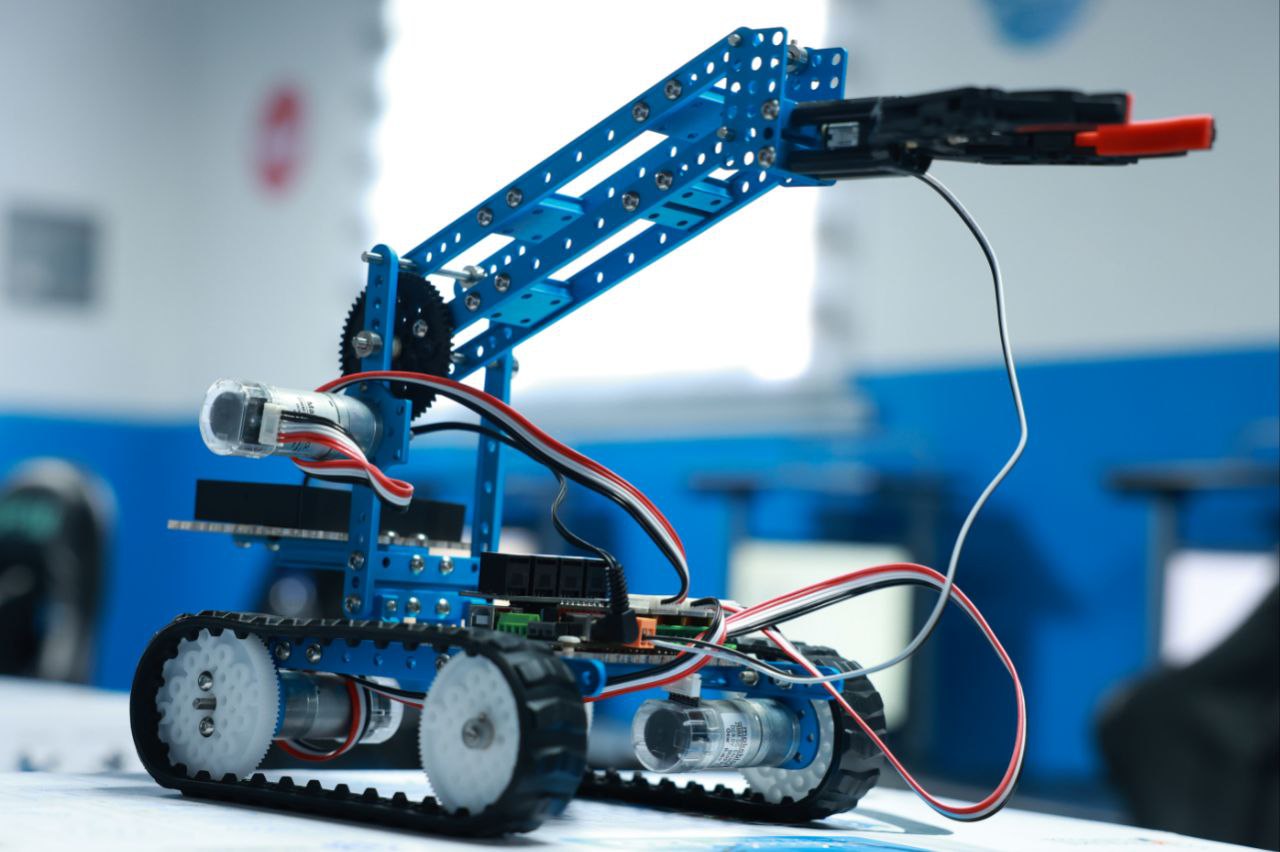 Jóvenes de Aragua experimentan el mundo de la robótica