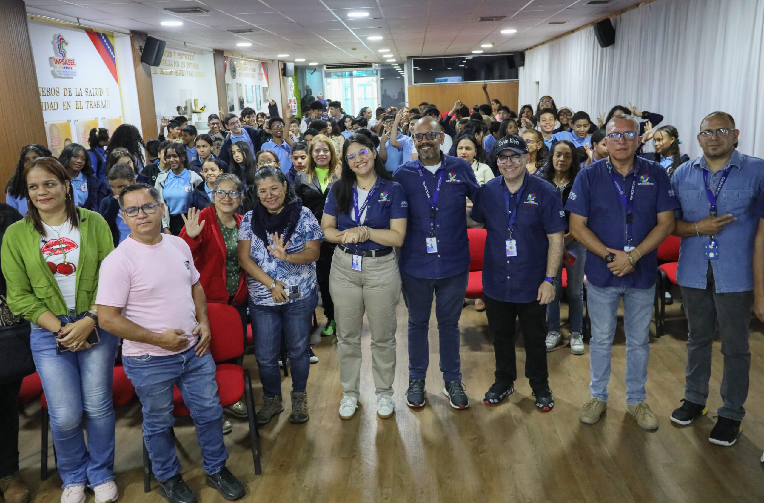 Infocentro imparte taller Escuela para padres y familias digitales en Caracas