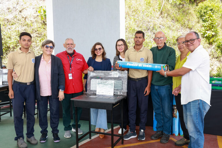 Gobierno Bolivariano fortalece enseñanza científica con dotación tecnológica a 50 planteles educativos de Miranda