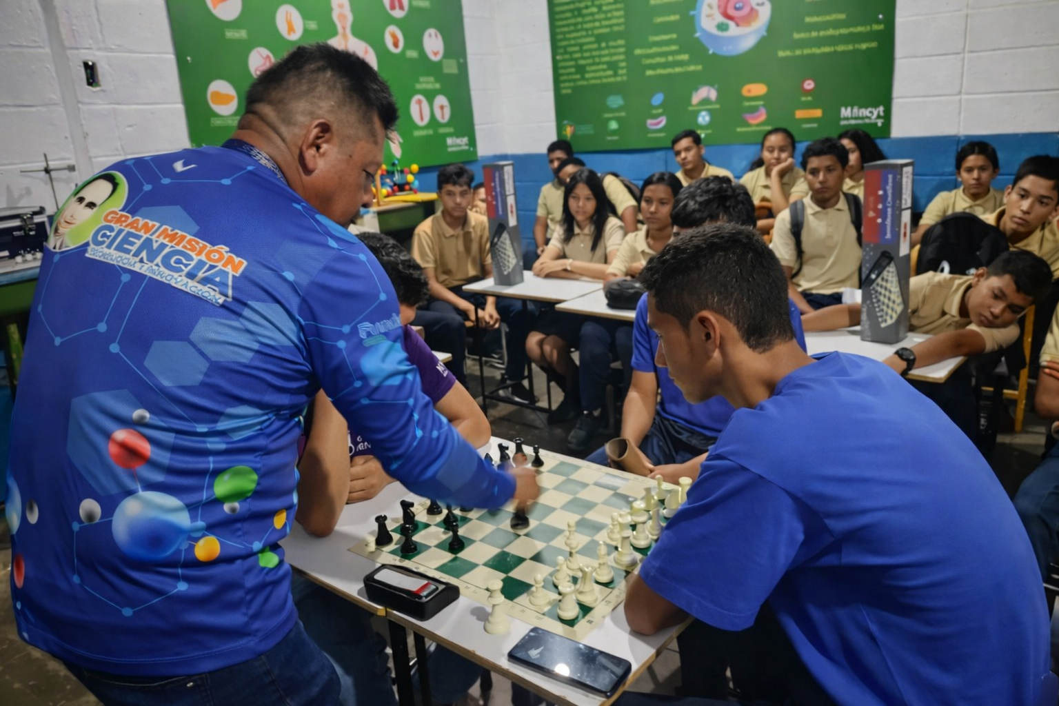 Entregan kits de ajedrez y telescopios keplerianos al Complejo Educativo Julio de Armas de Guárico