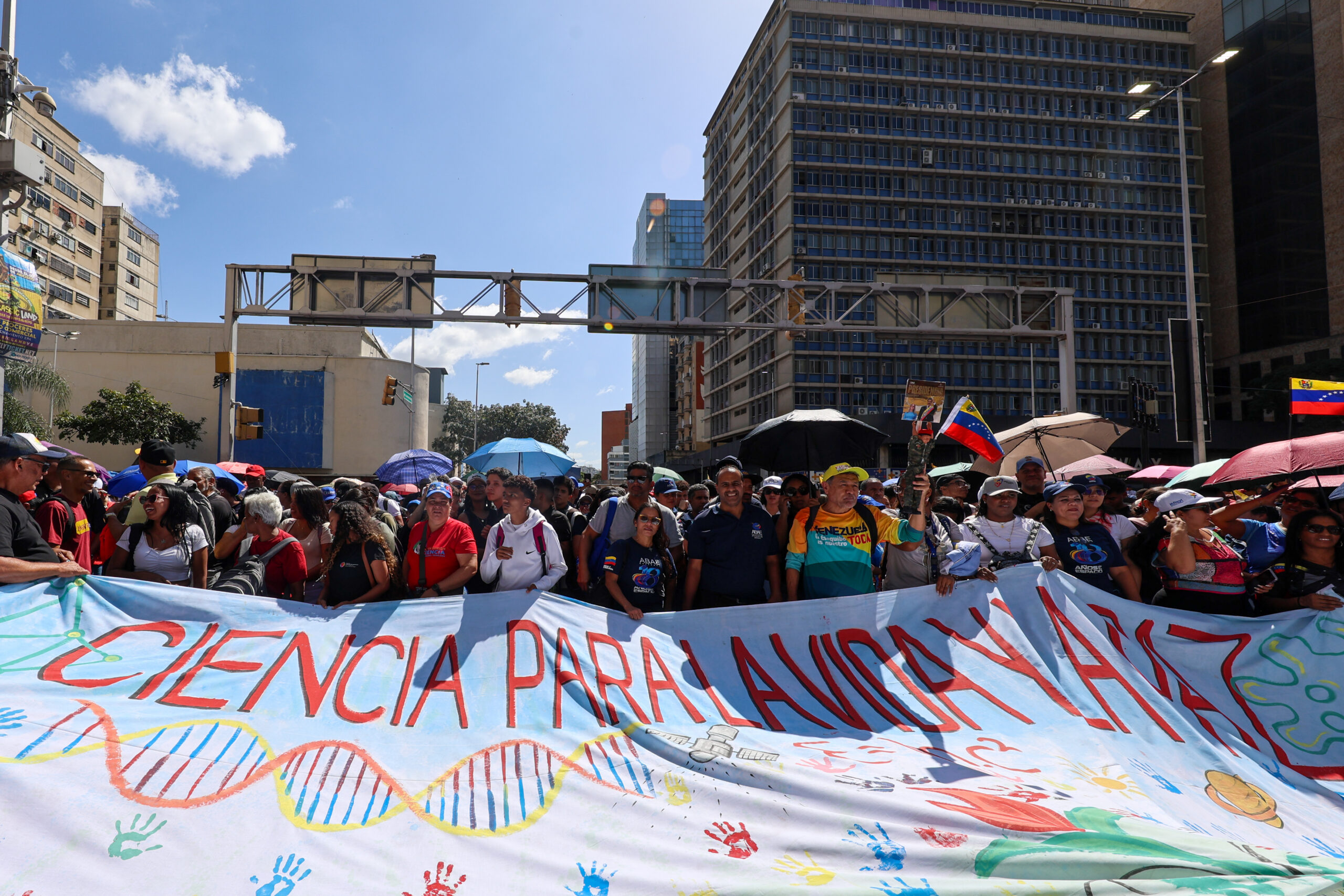 Pueblo venezolano marcha en Caracas para exigir libertad de Nicolás Maduro y Cilia Flores