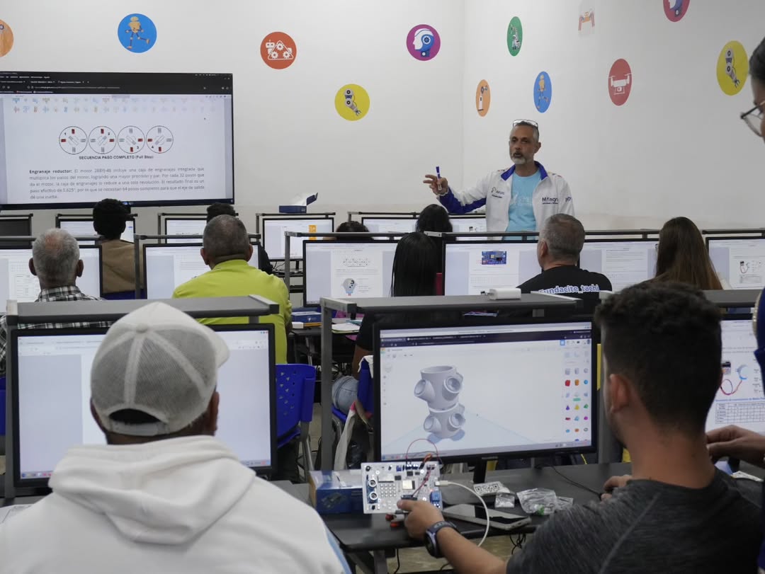 Agenda Pequeños Ingenieros capacita a más de 300 facilitadores en programación, electrónica y robótica básica