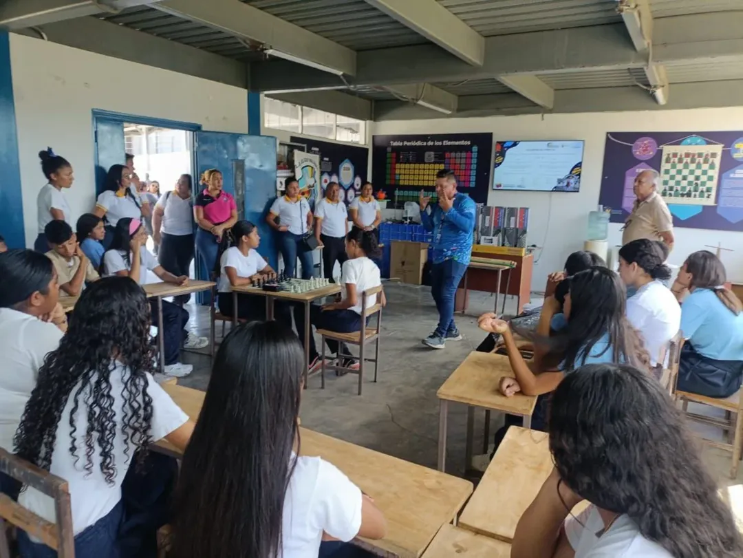 Impulsan enseñanza de la ciencia en Guárico con la entrega de kits de ajedrez y telescopio a estudiantes de Camaguán