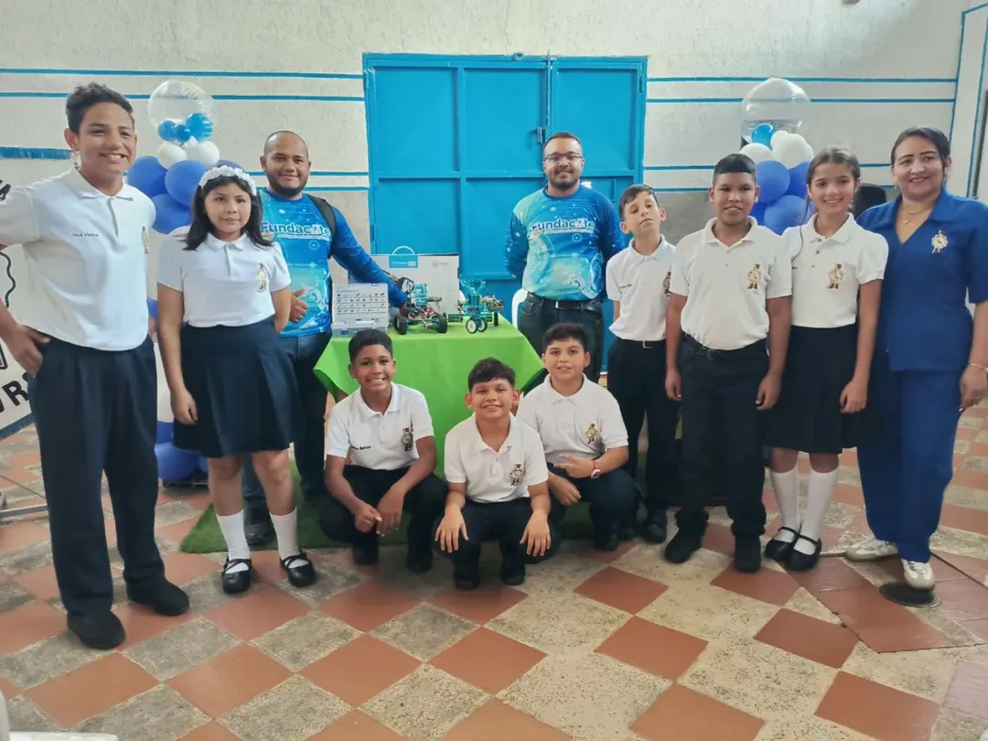 Estudiantes de Apure profundizan sobre la robótica con el kit Makeblock 2.0