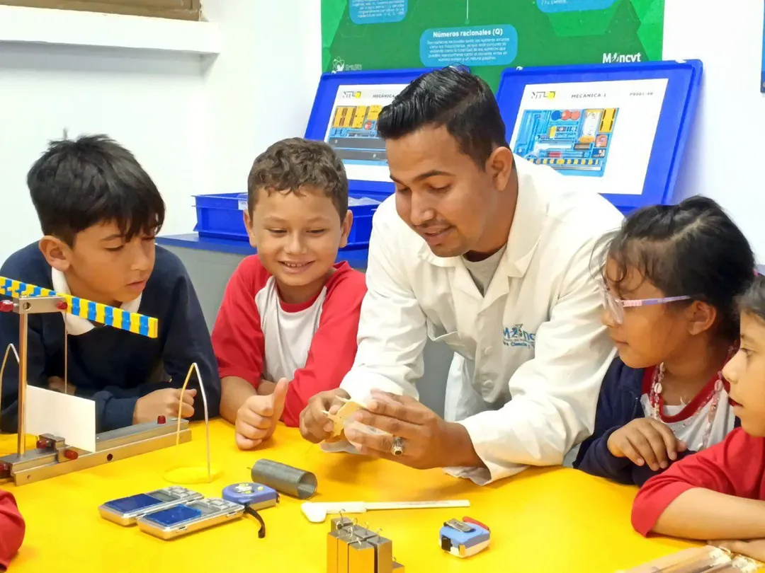 Estudiantes anzoatiguenses exploran la robótica y la química en el Centro Didáctico para la Enseñanza de las Ciencias
