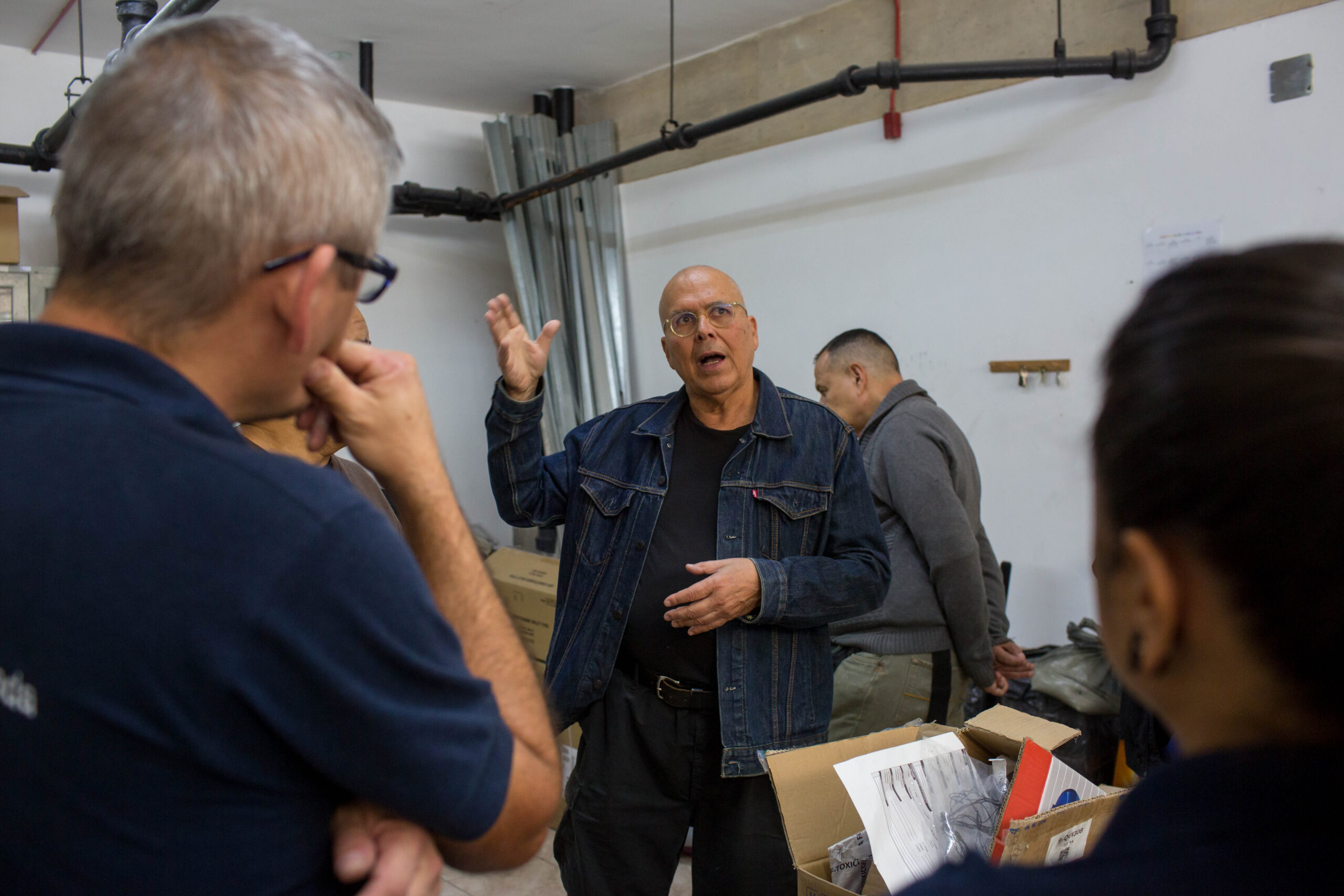 Ciencia y arte se unen en el IVIC para rescatar el mural Estudio de interrelación del color