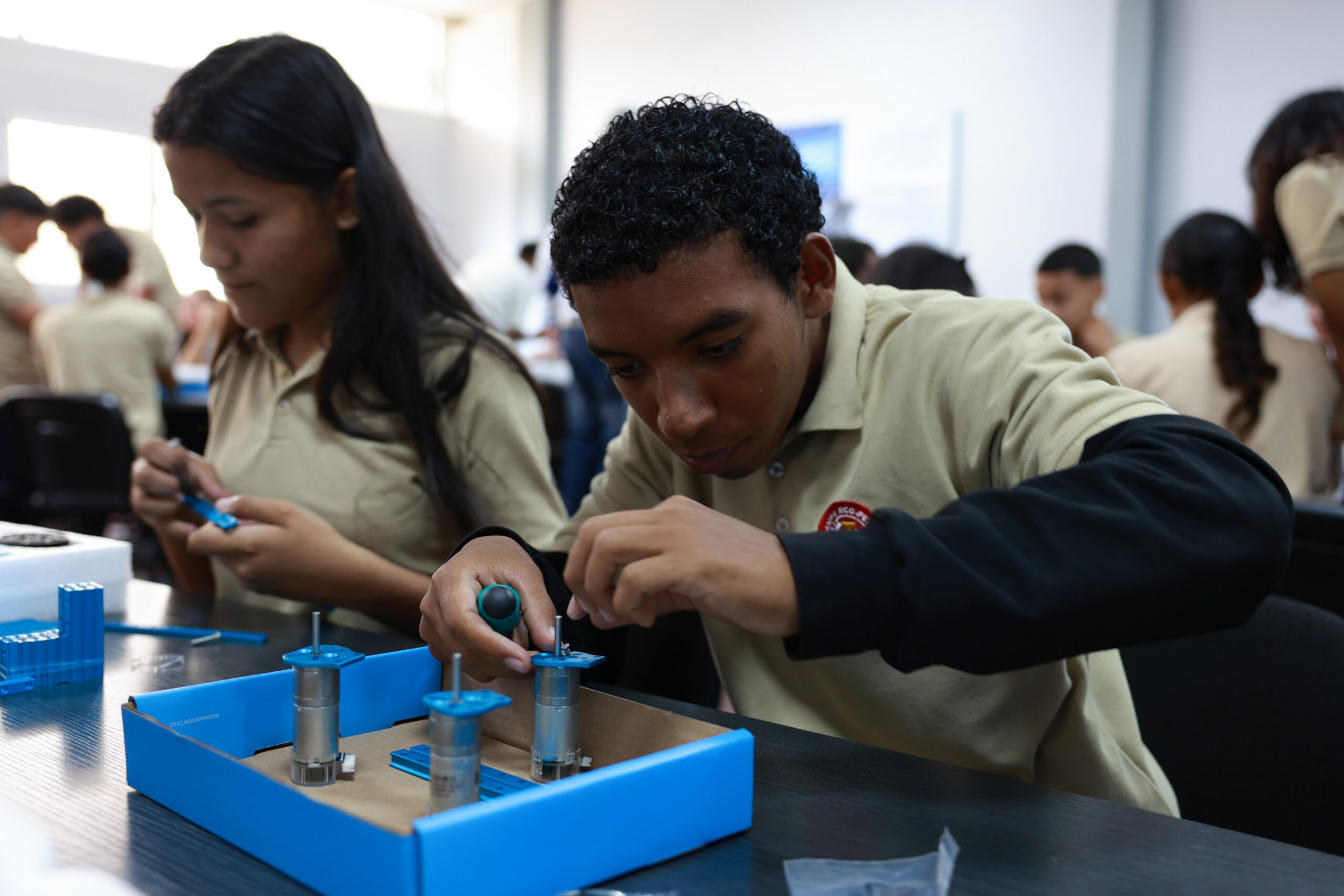 Inicia dotación a escuelas técnicas y media de kits de electrónica de la Agenda Pequeños Ingenieros
