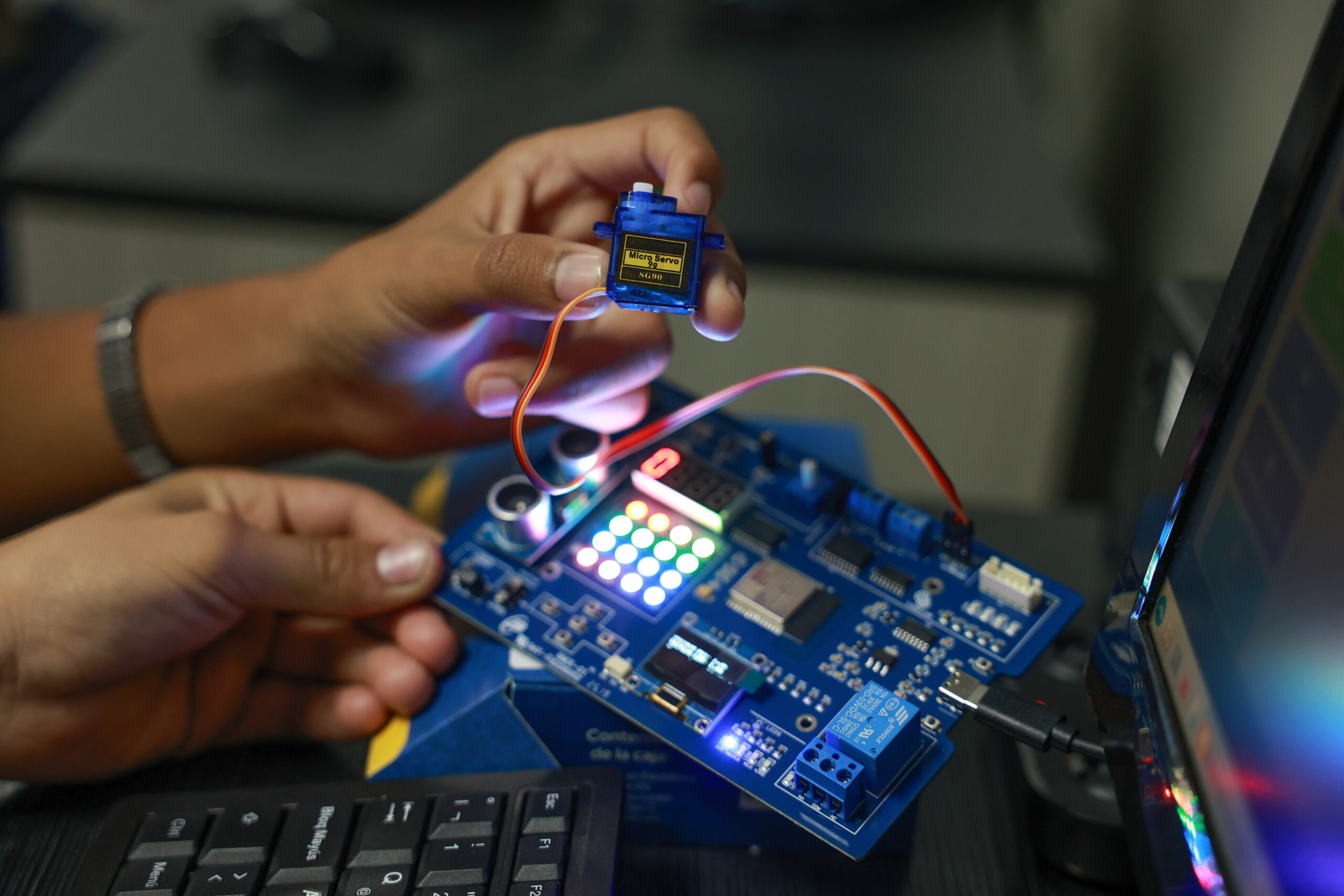 Avanza entrega de kits de electrónica de Agenda Pequeños Ingenieros en todo el país