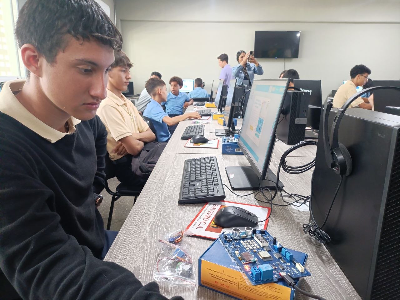 Estudiantes de Cumanacoa reciben 30 kits de electrónica Pequeños Ingenieros