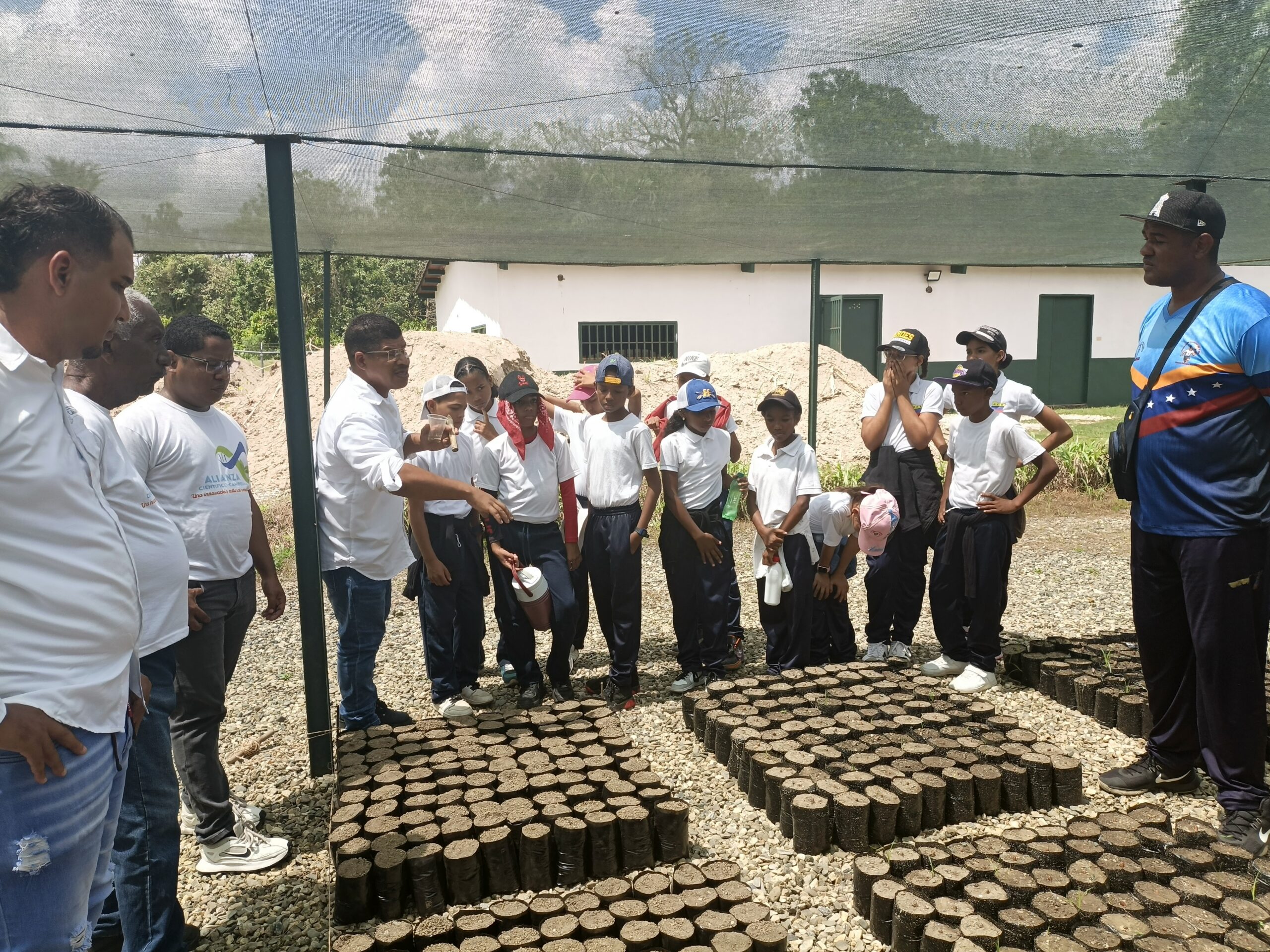 Estudiantes mirandinos aprenden sobre microscopía y biotecnología del cacao