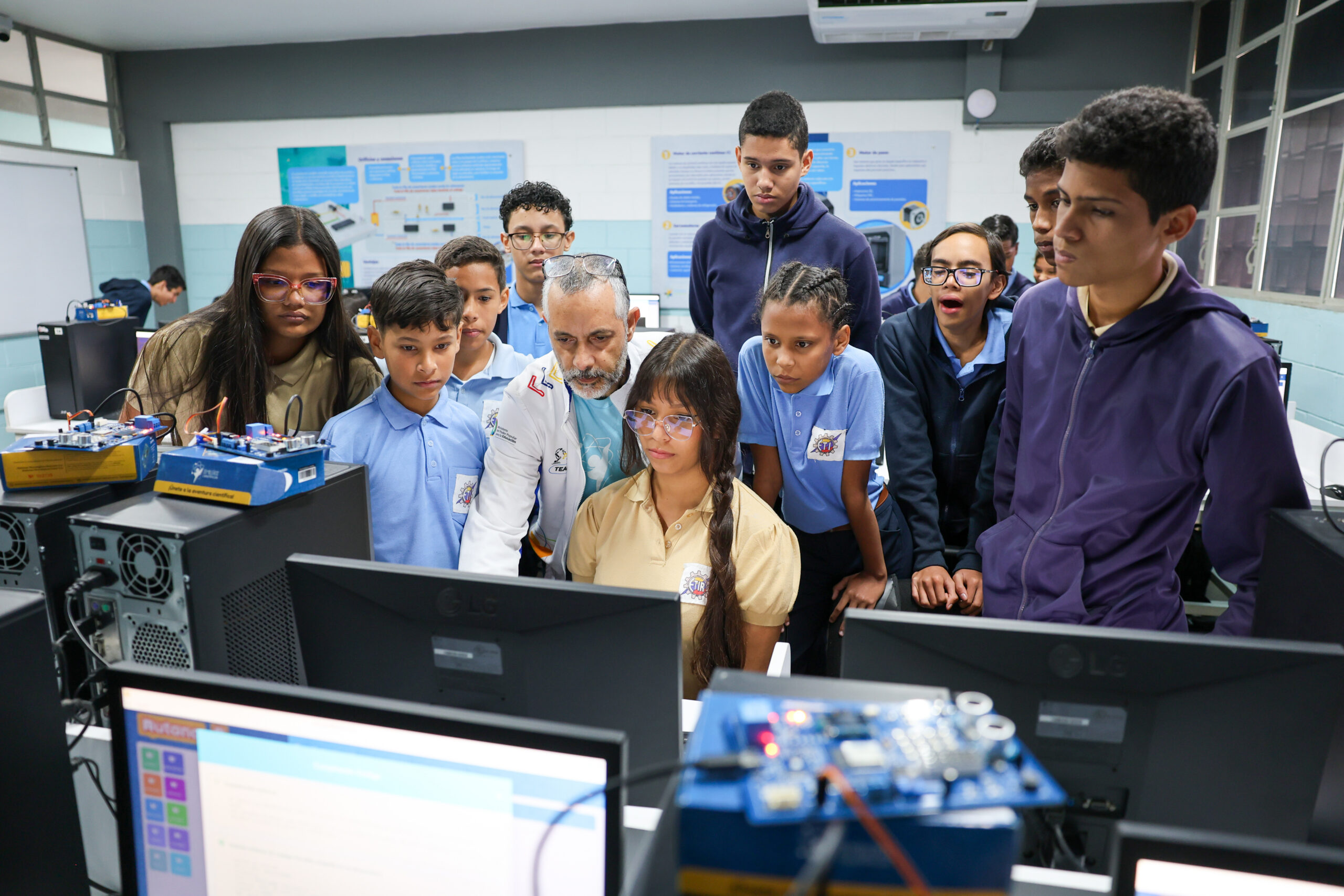 Gobierno Bolivariano dota a la Escuela Técnica Industrial Gregorio Mac Gregor con 60 kits de electrónica educativa
