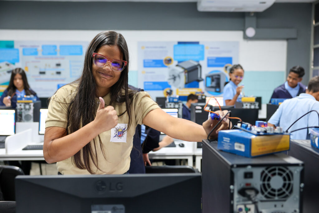 Gobierno Bolivariano dota a Escuela Técnica Industrial Gregorio Mac Gregor con 60 kits de electrónica educativa