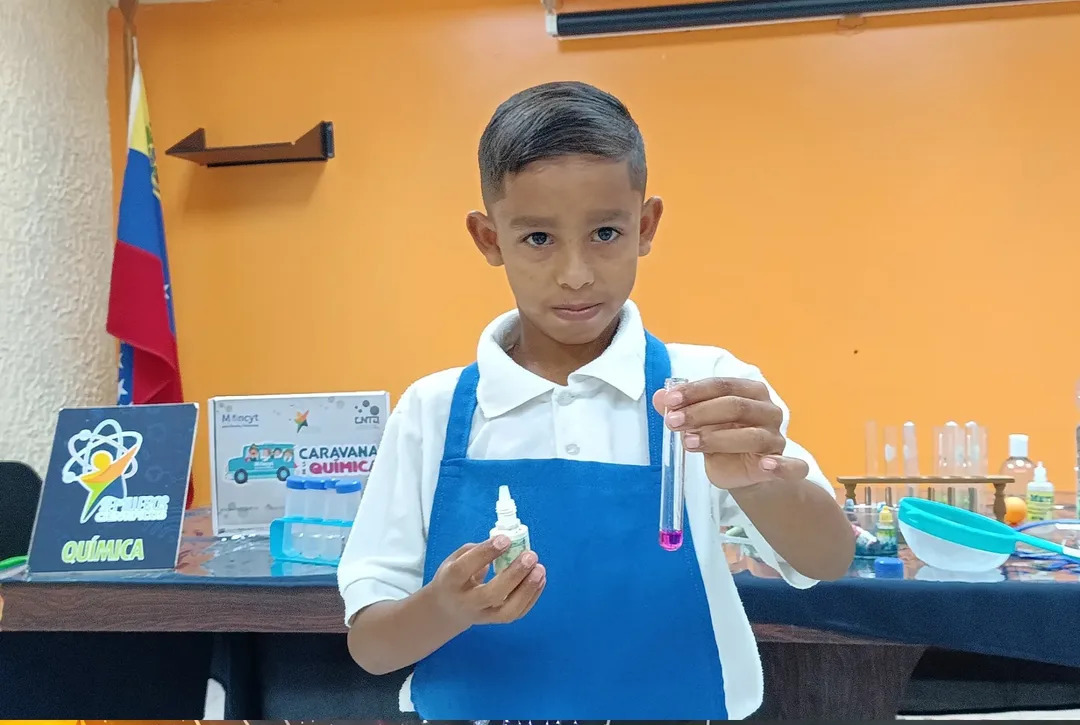 Sala de Ciencias Dra. Anamaría Font recibe visita de niños y niñas de Iribarren