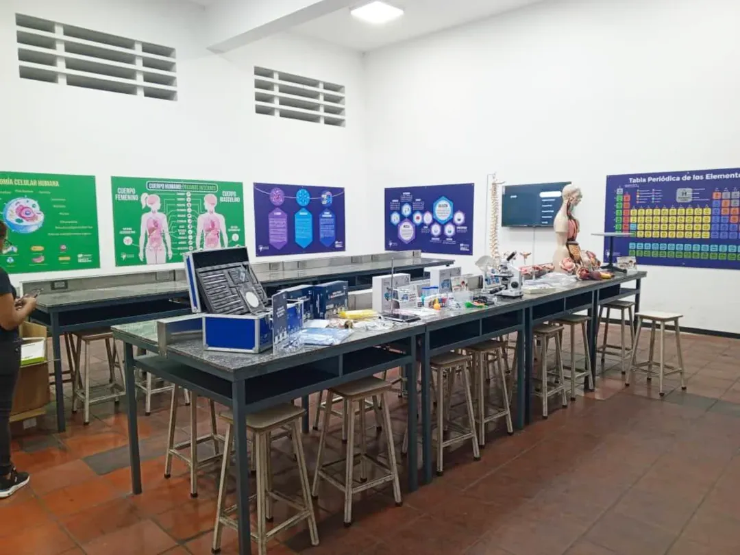 Instalan 21 Aulas de Ciencias en Caracas, Miranda y La Guaira para promover vocaciones tempranas