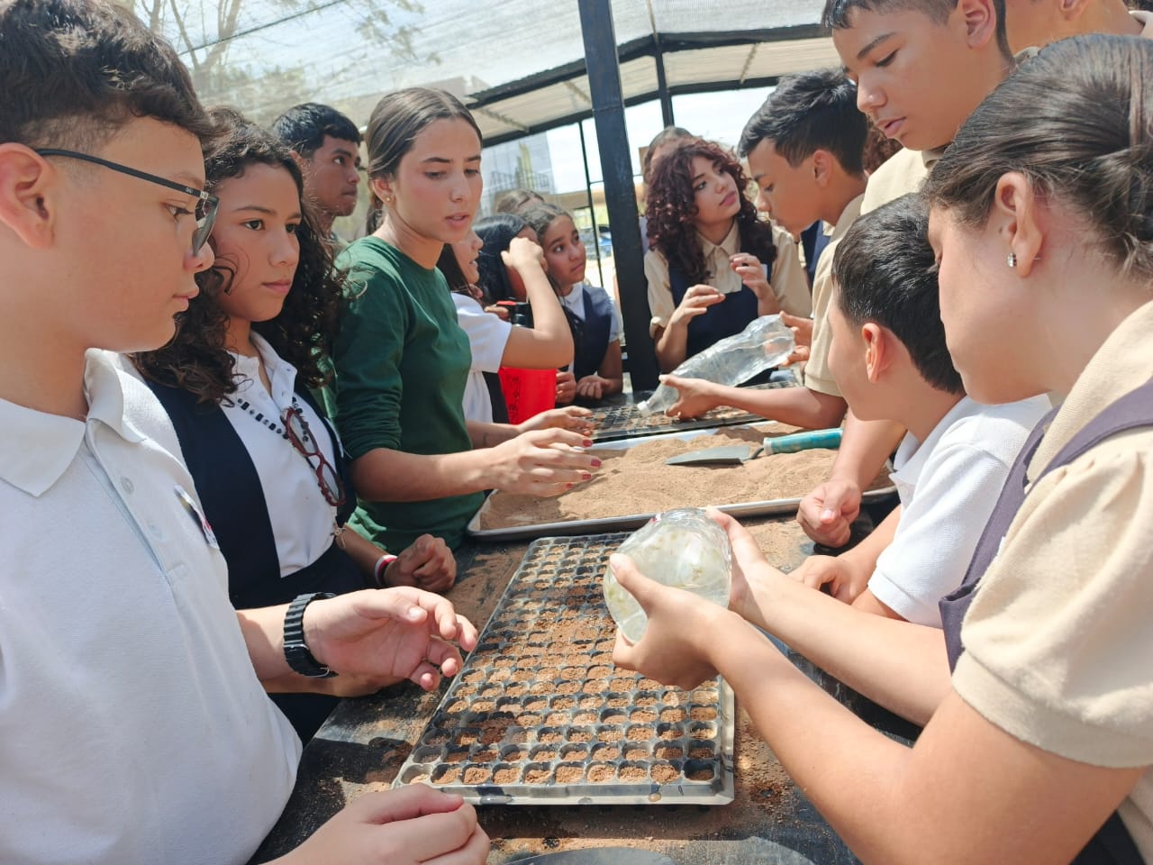 Estudiantes exploran el mundo de la ciencia y la naturaleza en la Fundación Inzit