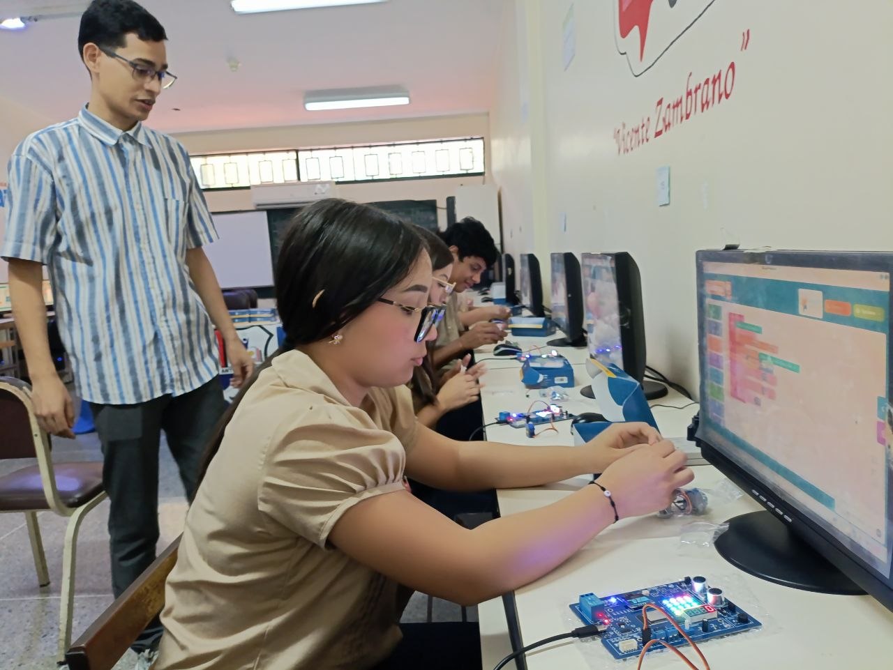 Impulsan desarrollo de la ciencia en Trujillo con entrega de kits Pequeños Ingenieros