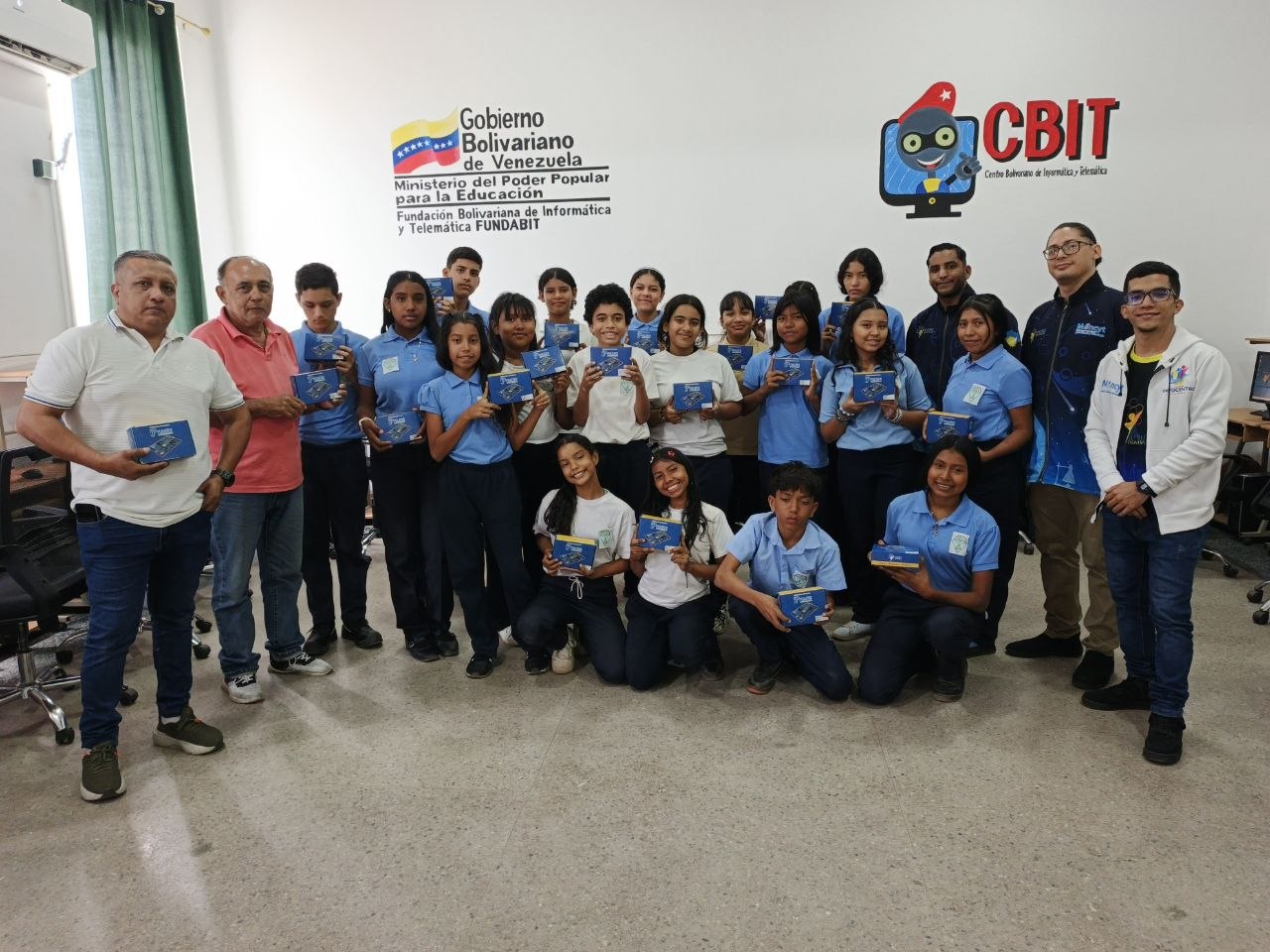 Estudiantes de Zulia reciben dotación de kits Pequeños Ingenieros
