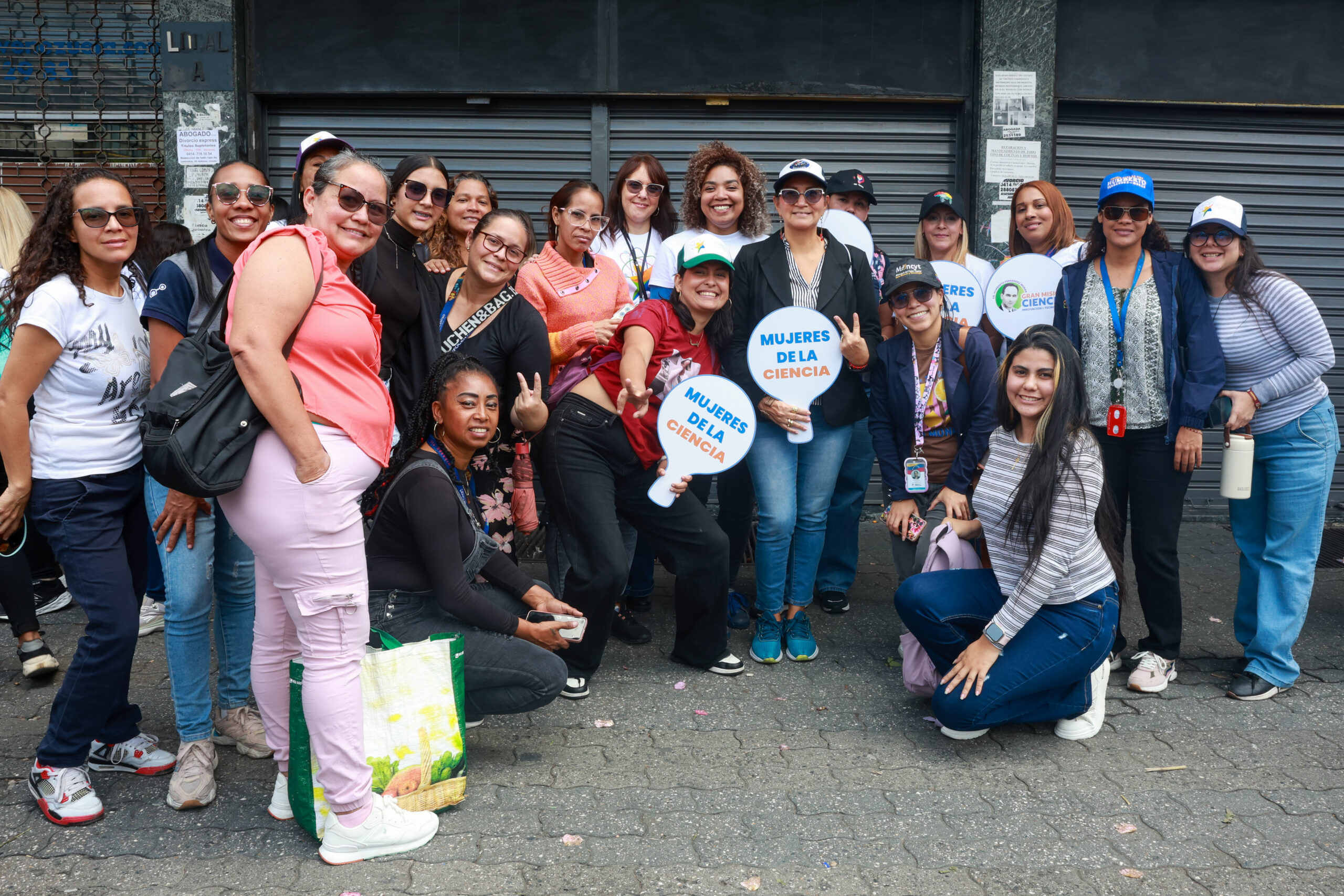 Mujeres científicas del Mincyt se concentran en rechazo a la racialización y en respaldo a la paz