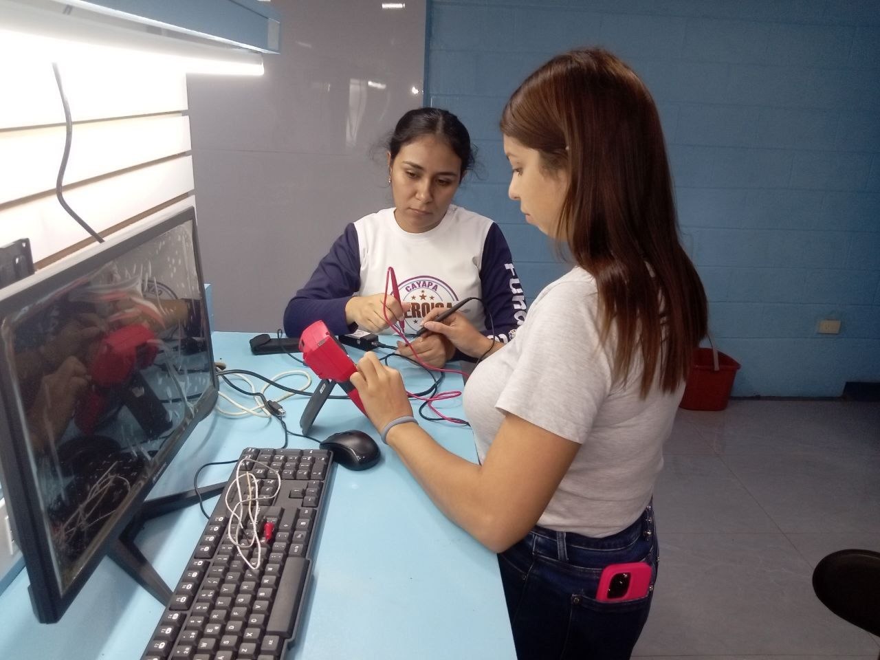 Brigadistas de Cayapa Heroica reactivan equipos de alta precisión en Sucre