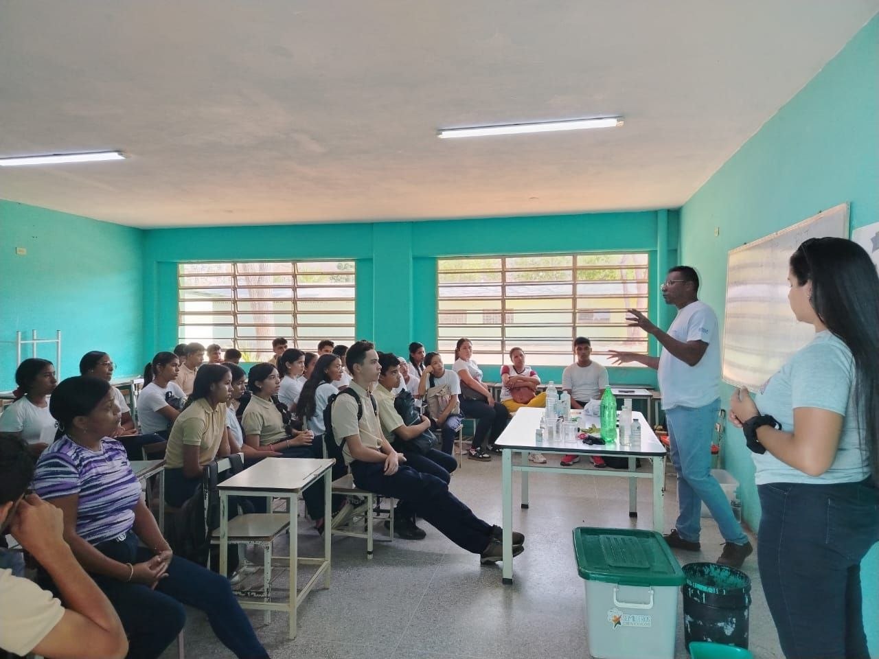 Más de 160 estudiantes sucrenses exploran los enigmas del universo, la microscopía y la química con Semilleros Científicos