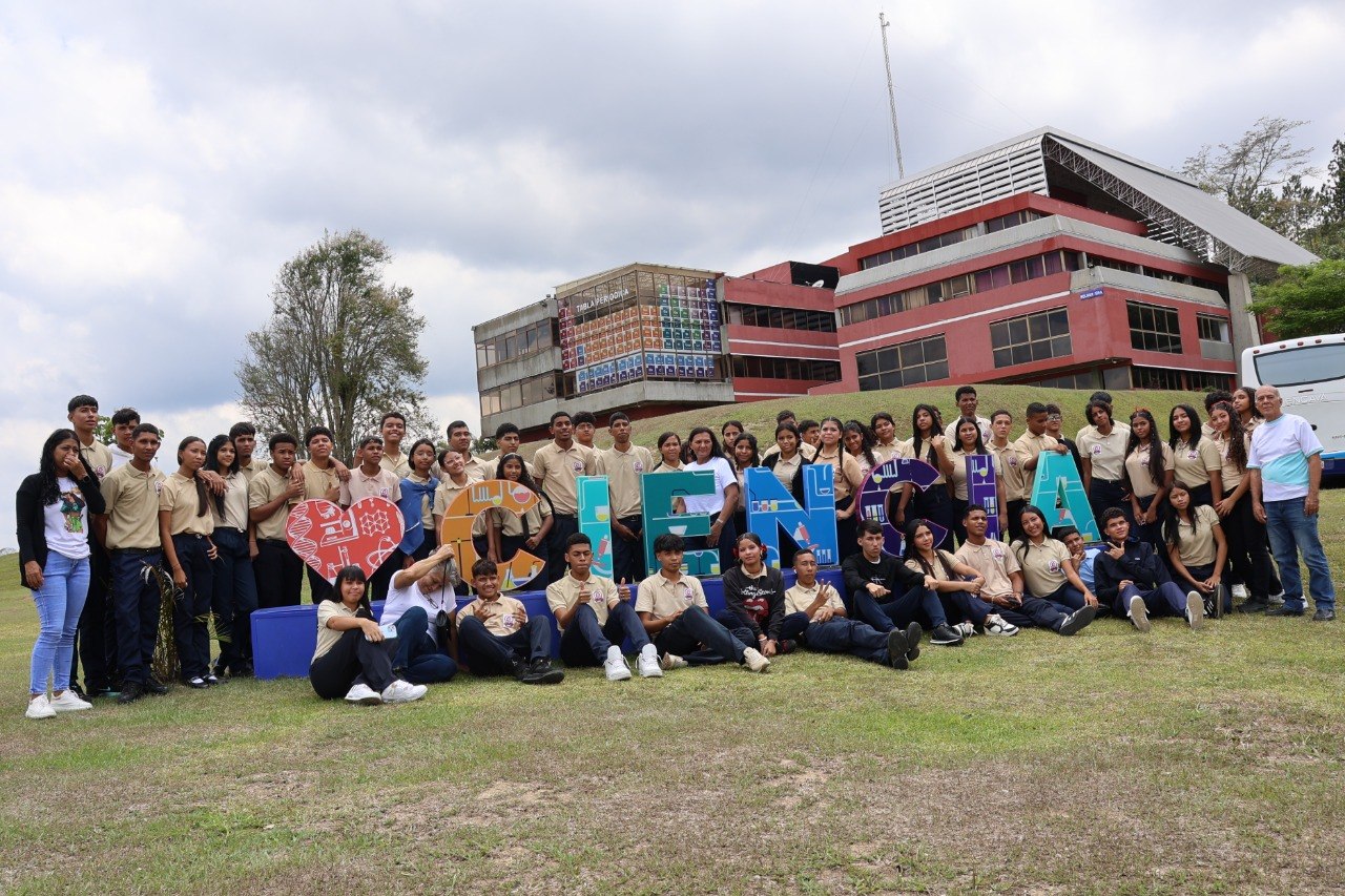 Estudiantes de Los Valles del Tuy visitan laboratorios de la Fundación IDEA