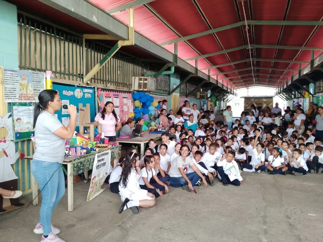Jornada científica promueve el uso del microscopio en escuelas apureñas