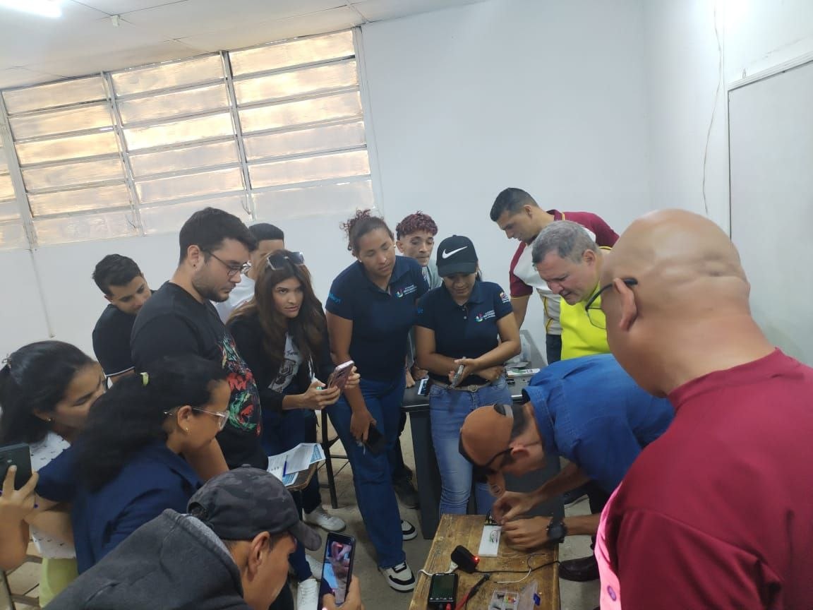 Capacitan a servidores públicos de Sucre en robótica