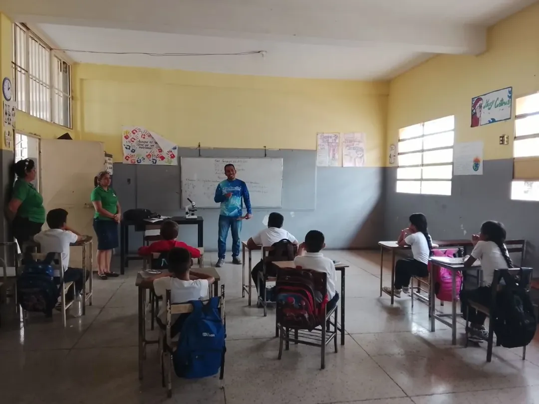 Niños y niñas apureños descubren el Microverso a través de la microscopía