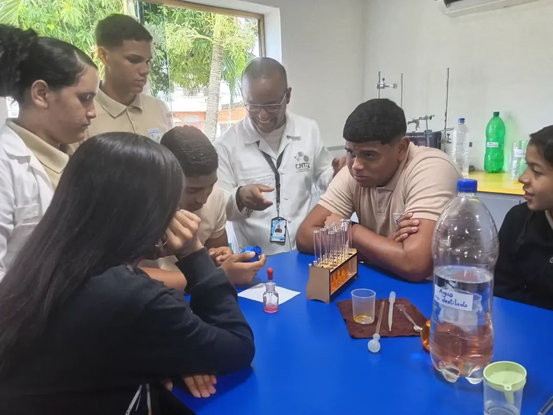 Potencian habilidades en robótica y química en jóvenes de Miranda