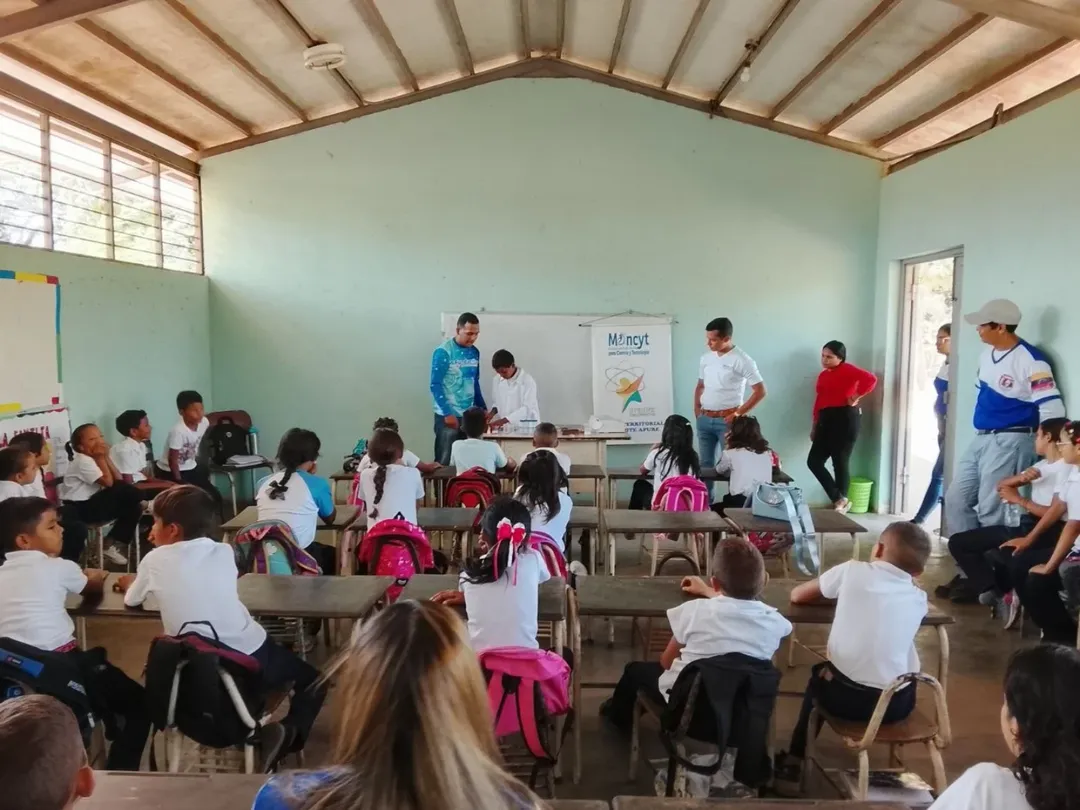 Niños y niñas de Apure descubren el mundo de la materia con la Caravana de la Química