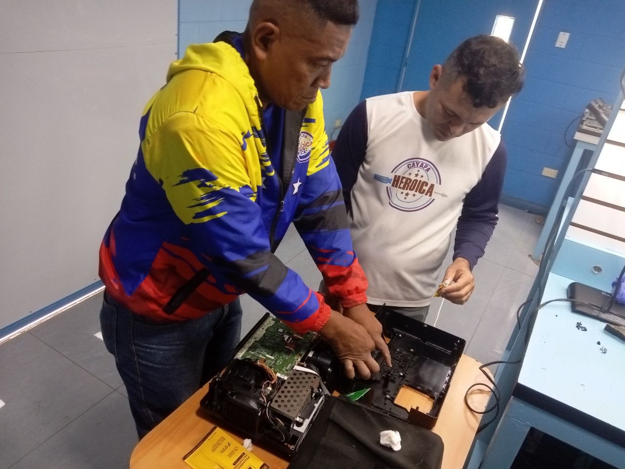 Jornada de Cayapa Heroica garantiza operatividad técnica en centros educativos y de salud en Sucre