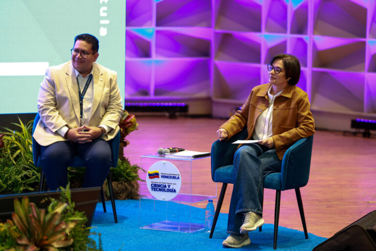 Ministra Gabriela Jiménez destaca el software libre como eje de soberanía digital en el FLISoL