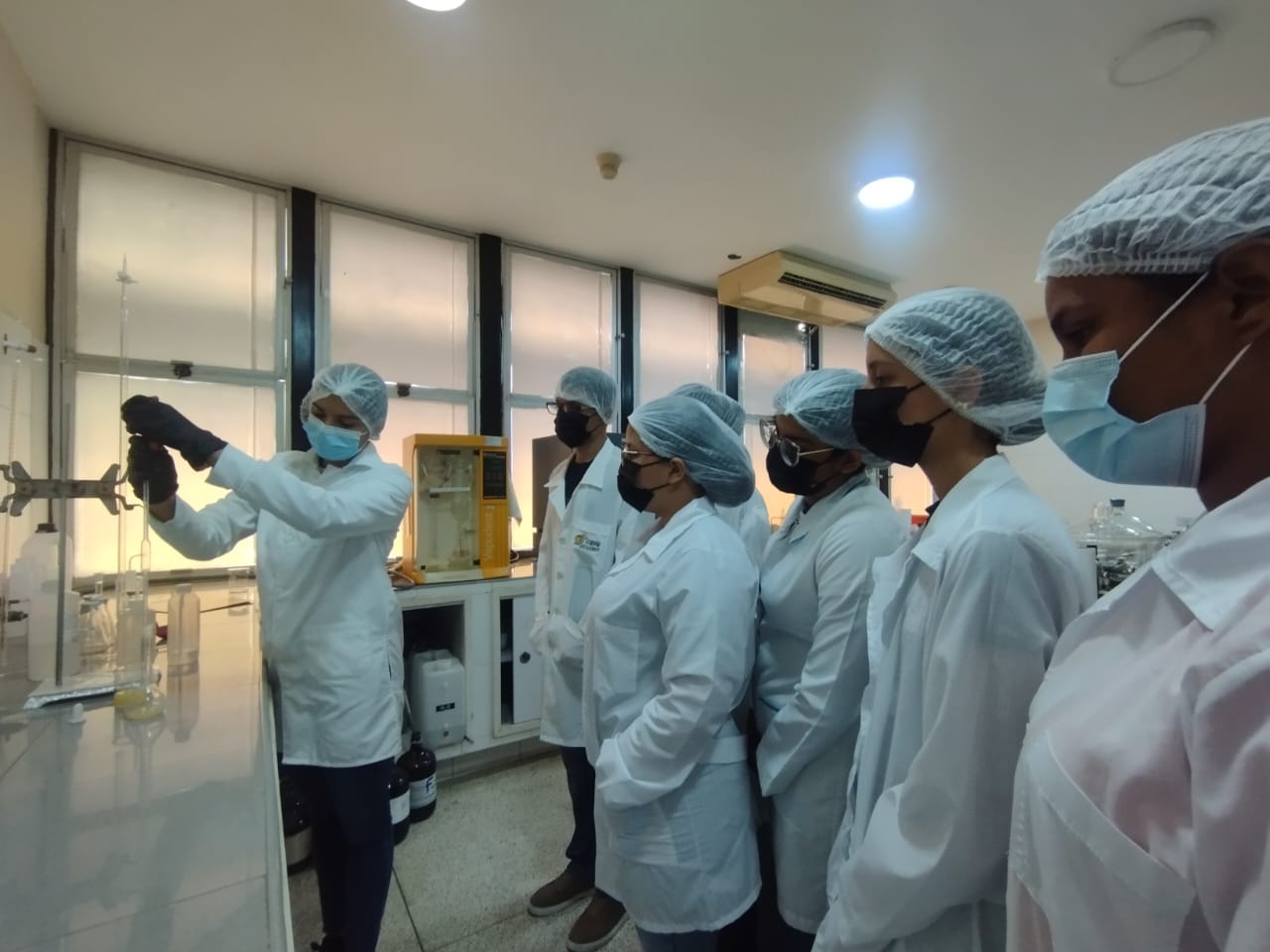 Estudiantes de la Universidad de las Ciencias se capacitan en laboratorios de la Fundación Ciepe