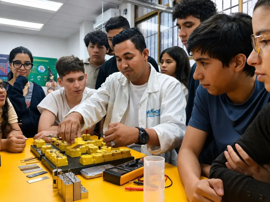 Jóvenes anzoatiguenses descubren el mundo de los circuitos eléctricos y la robótica educativa
