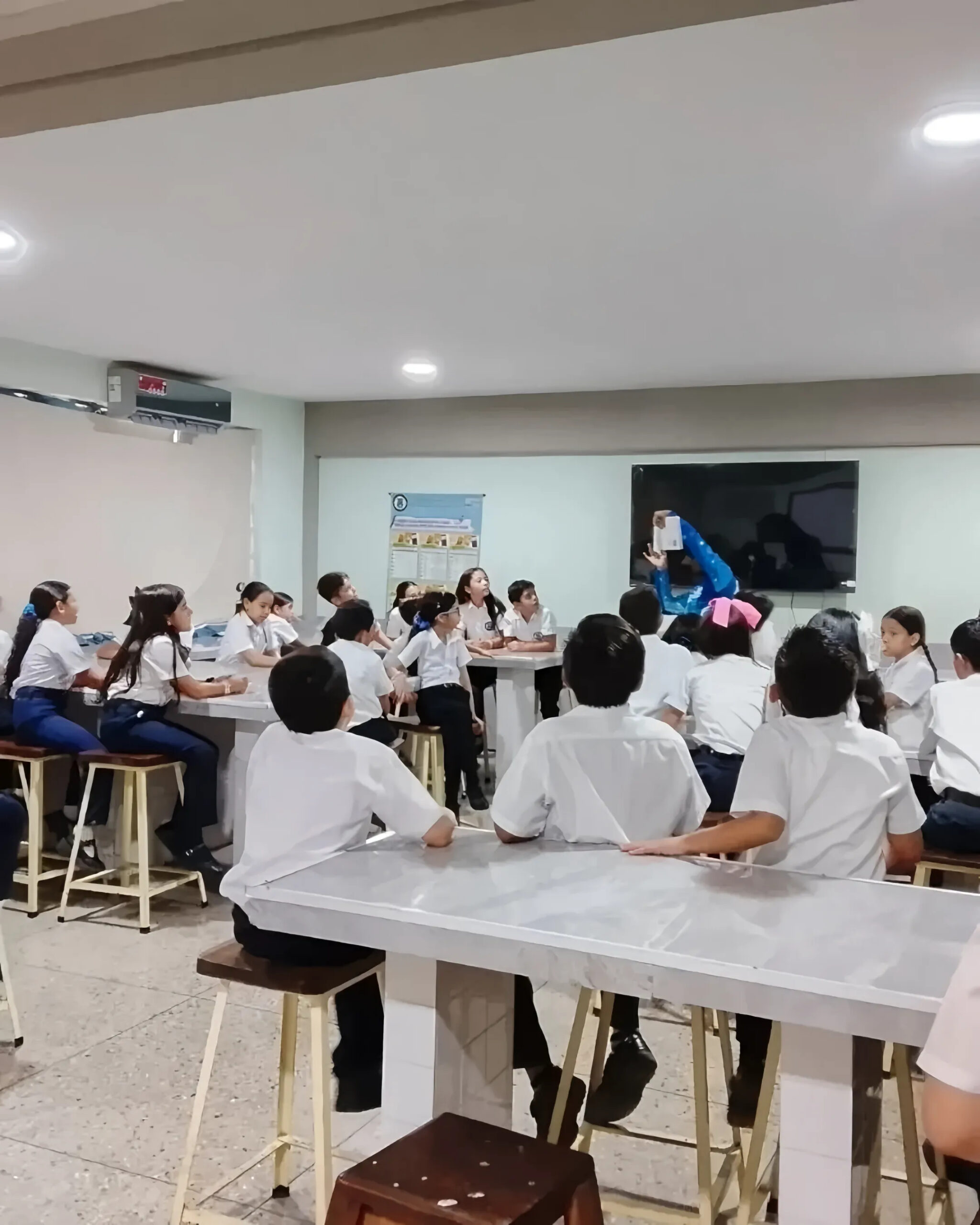 Estudiantes de San Fernando Apure se acercan al mundo de la microscopía