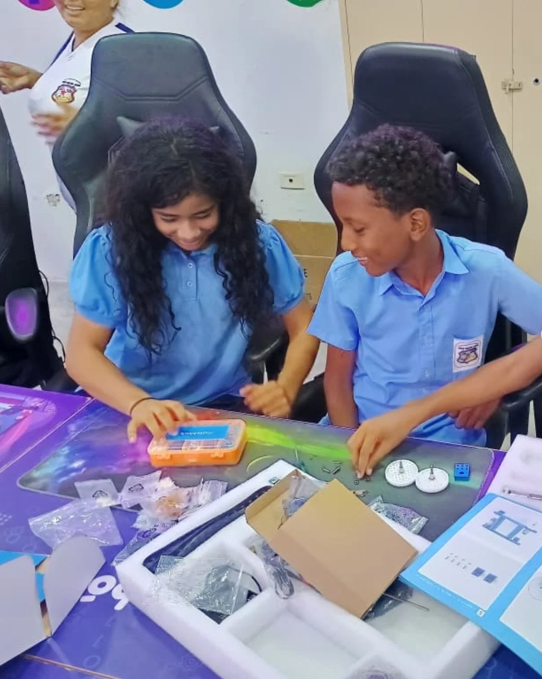 Jóvenes falconianos participan en jornada de construcción robótica