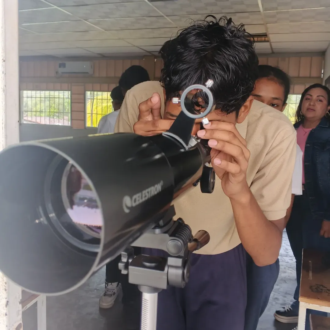 Jóvenes de Delta Amacuro exploran la robótica y la astronomía en jornada científica