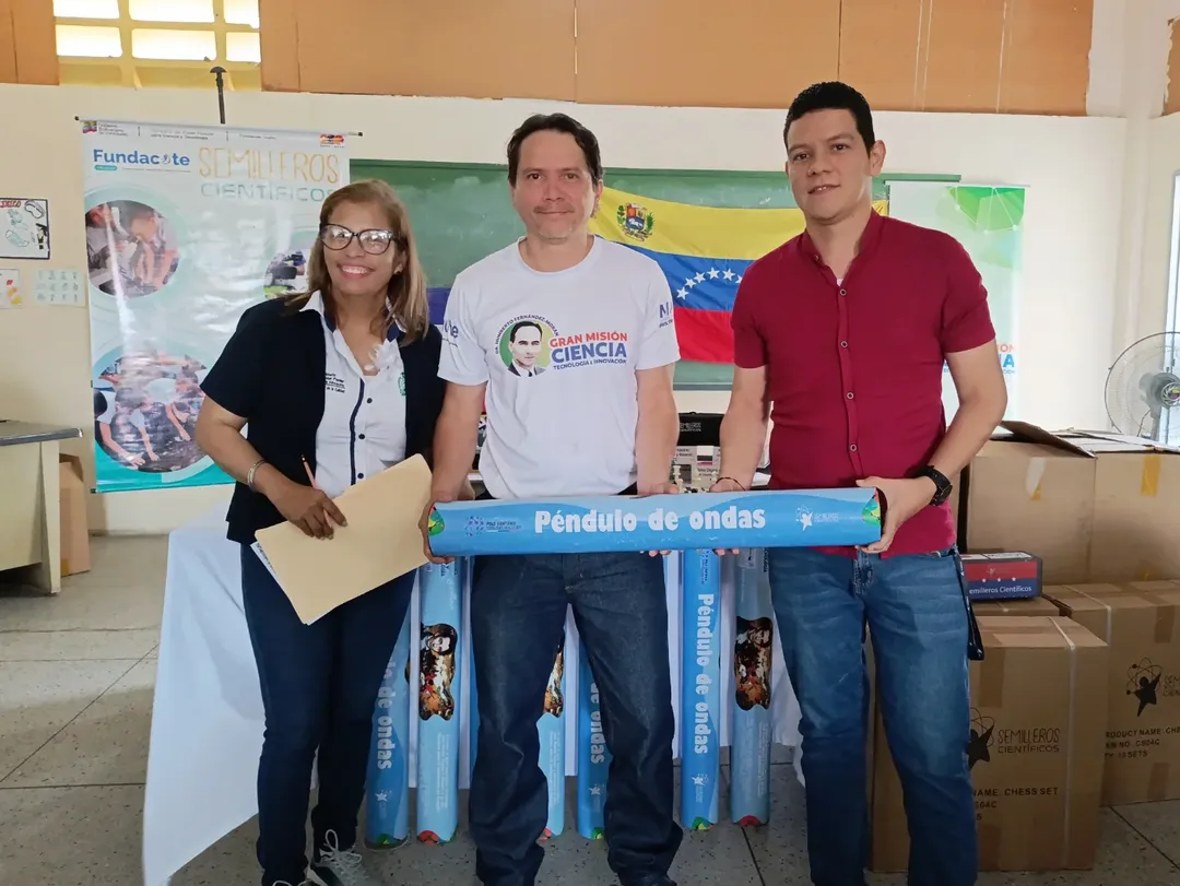 Dotan a 19 instituciones educativas de Trujillo con herramientas del Programa Semilleros Científicos