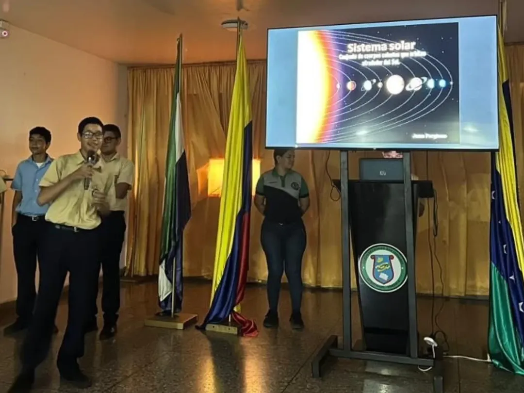 Clasificados a las Olimpiadas de Astronomía 2026 dictan foro sobre ciencias espaciales en Apure