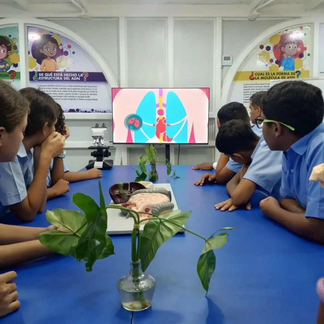 Estudiantes aragüeños exploran la anatomía humana en laboratorios del CDEC