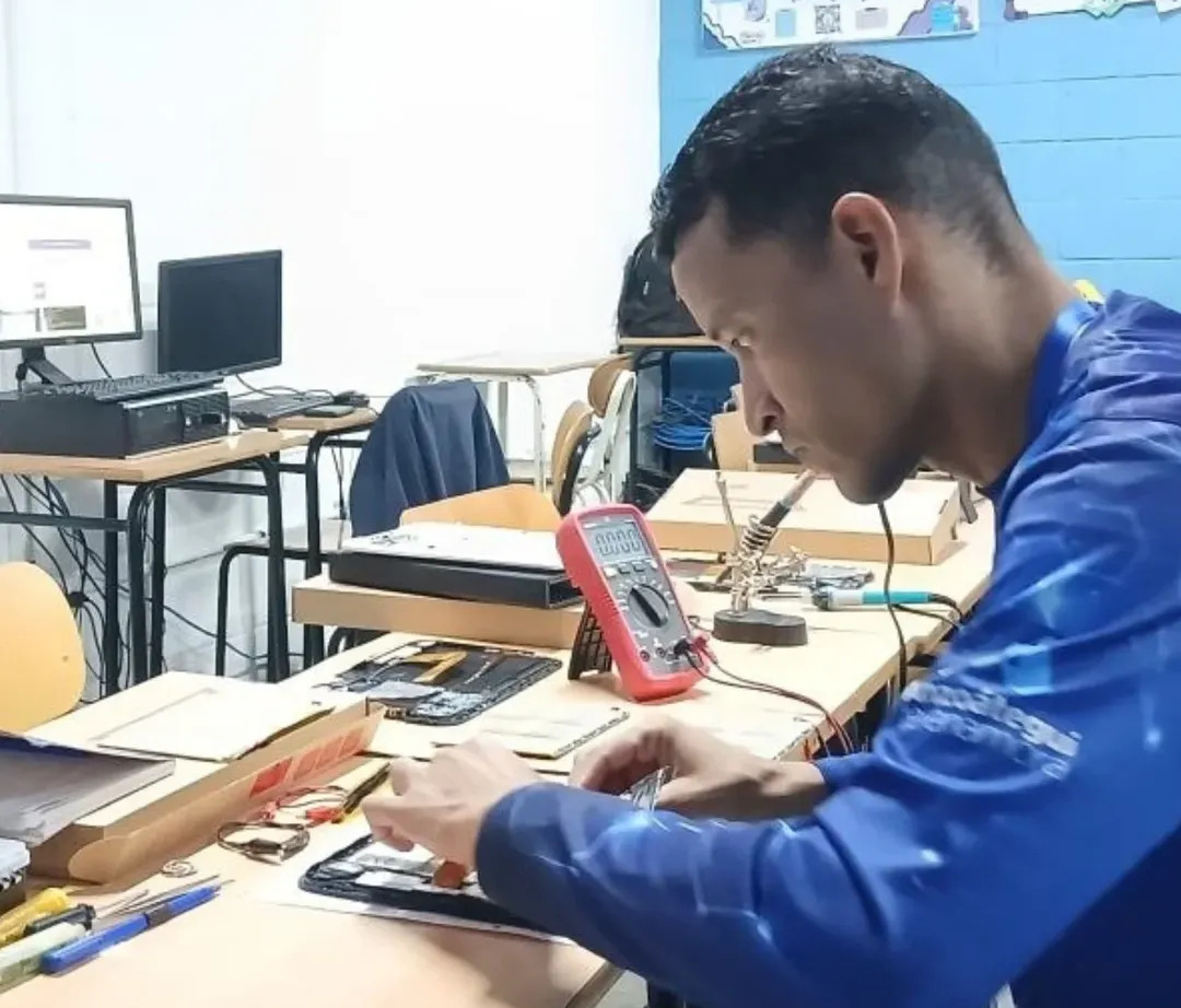 Plan Cayapa Heroica recupera equipos tecnológicos en la UPTJAA sede Barcelona.