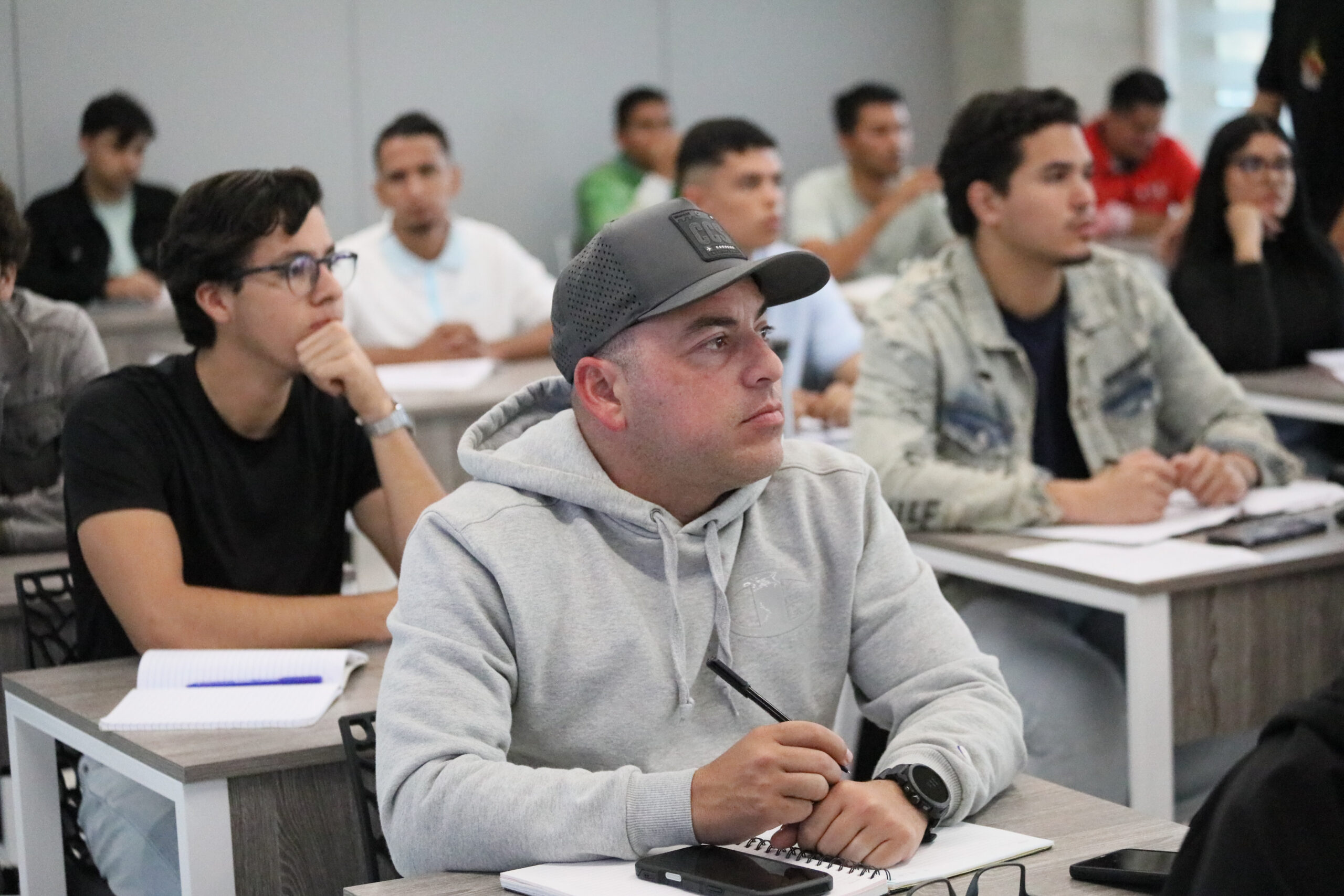 Estudiantes de Ingeniería en Inteligencia Artificial y Robótica debatieron sobre materiales críticos, soberanía tecnológica y sostenibilidad